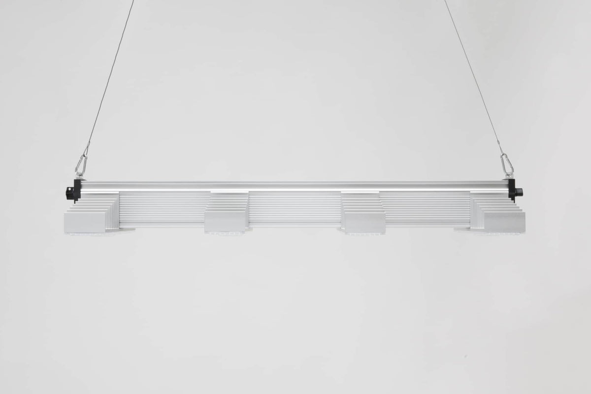 Sanlight EVO 4-100 1.5 LED grow light side profile with mounting bracket