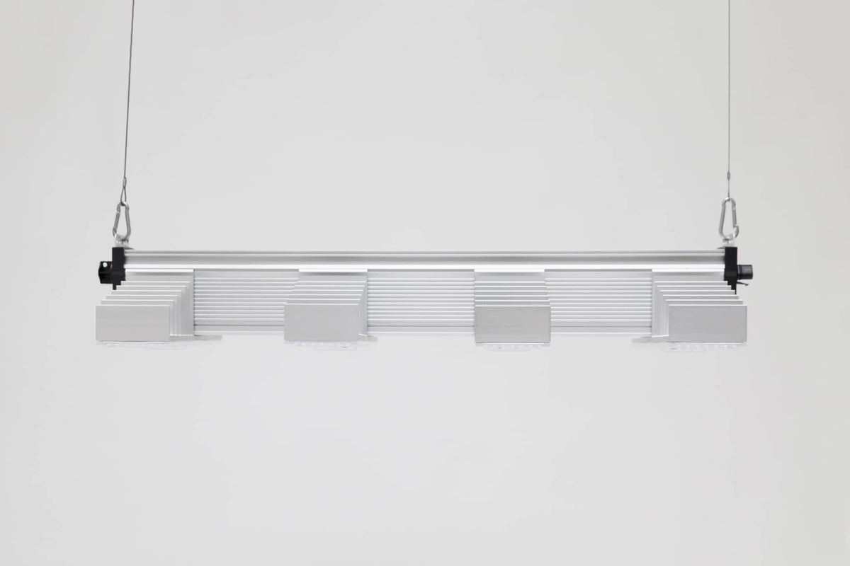 Sanlight EVO 4-80 1.5 LED grow light side profile with mounting bracket